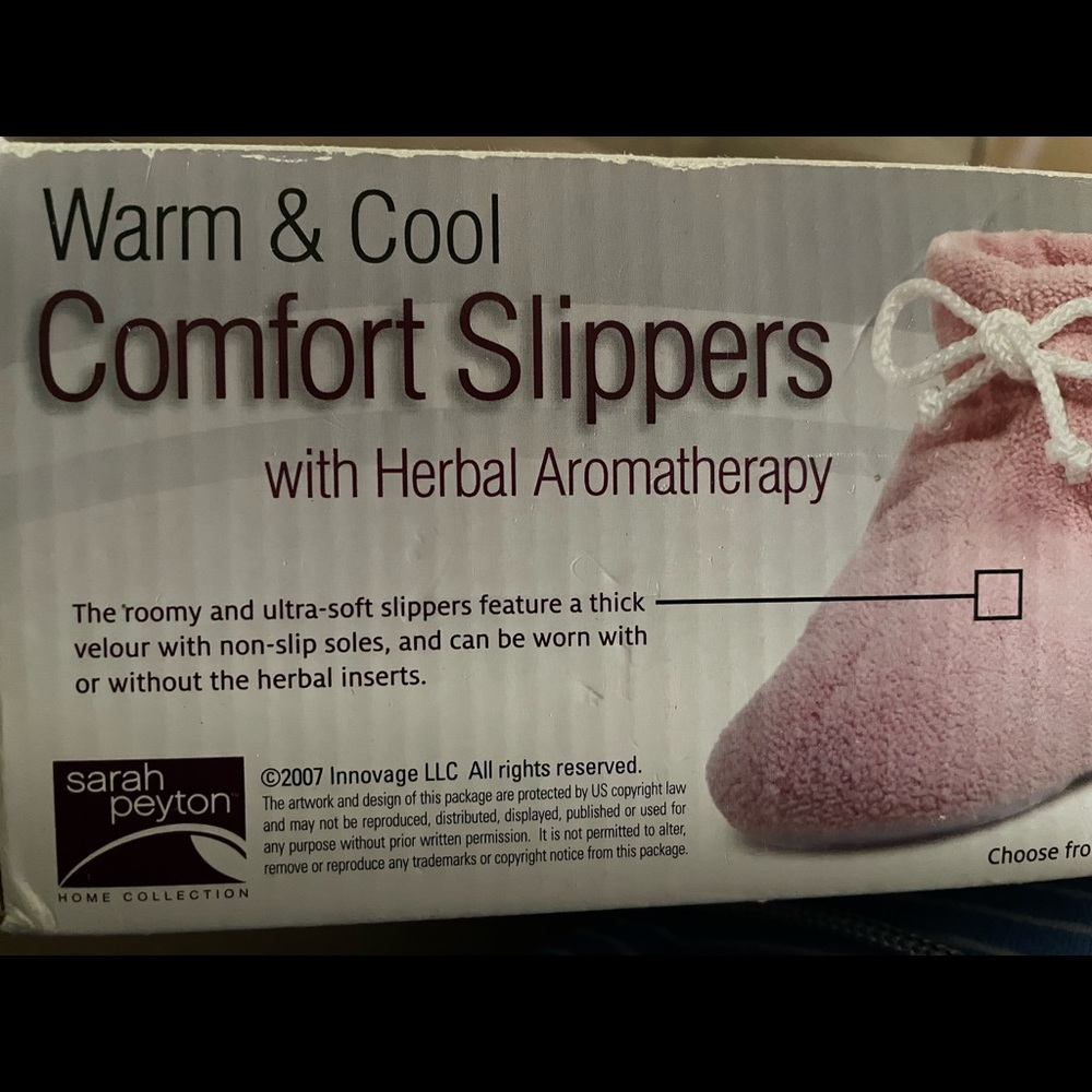 Warm and cold comfort slippers with herbal aromatherapy